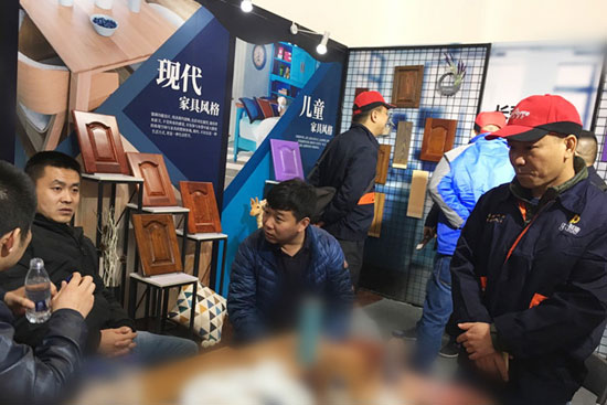 多變風(fēng)格引領(lǐng)裝修潮流——長(zhǎng)頸鹿漆精彩亮相中國(guó)國(guó)際門(mén)業(yè)展覽會(huì)