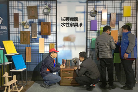 多變風(fēng)格引領(lǐng)裝修潮流——長(zhǎng)頸鹿漆精彩亮相中國(guó)國(guó)際門(mén)業(yè)展覽會(huì)