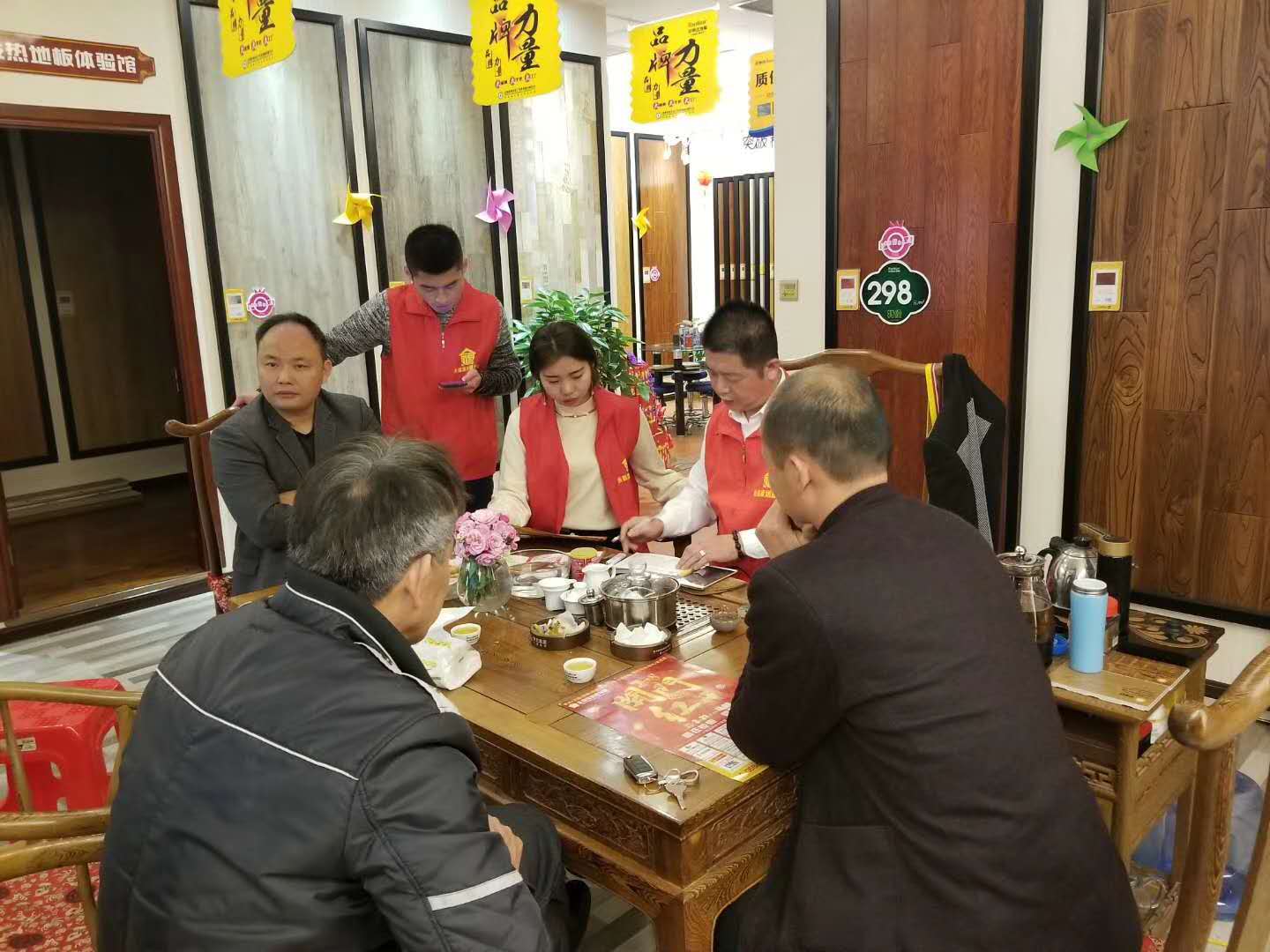 品牌營銷|榮事達地板經(jīng)銷商不靠扶持靠實干，活動進行中