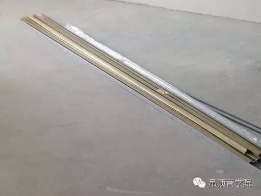 家里裝個吊頂一月用了1000元電，劣質吊頂你敢用？