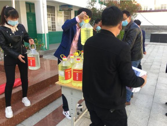 雪中送炭，西峽金德管業助力軍馬河二小復學公益活動