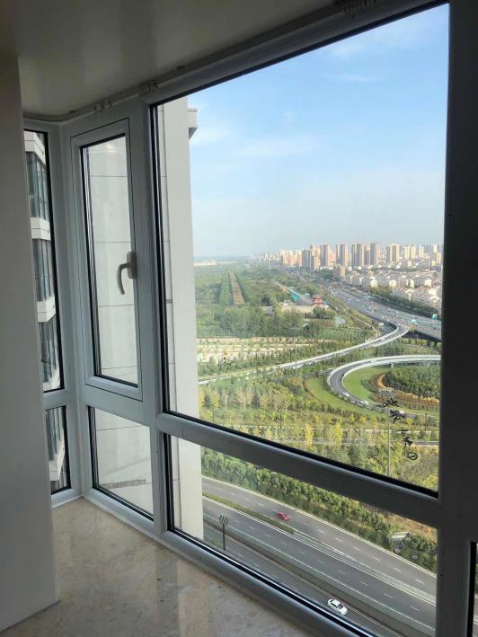 業主反映剛換完又新又貴的隔熱斷橋鋁門窗，窗臺反倒漏水？