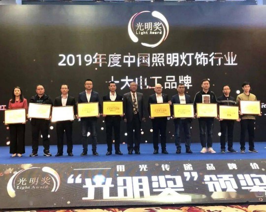 曼科“詩朗”系列新品即將上線，業界對這個老電工品牌充滿期待